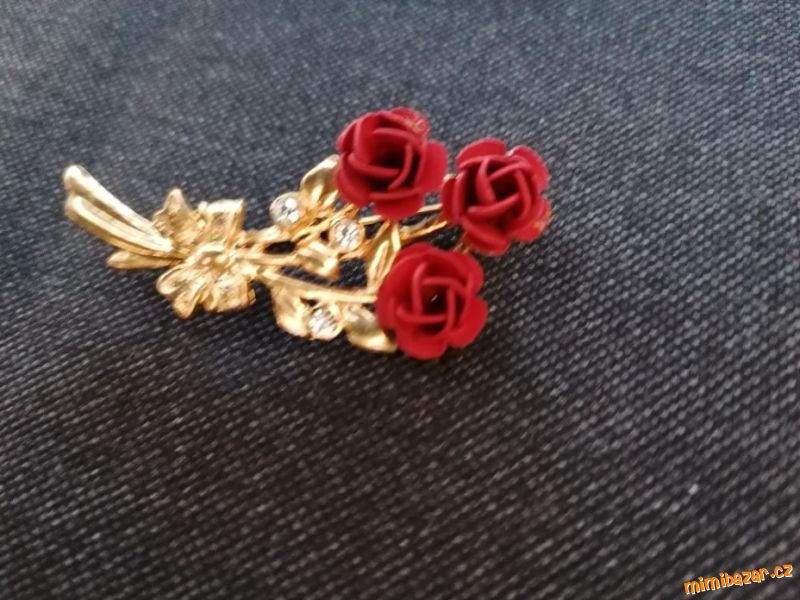 Rudá brož s kamínky