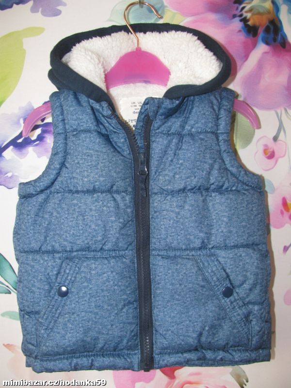 Prošívaná zateplená vesta s kapucí s vnitřní kožeš