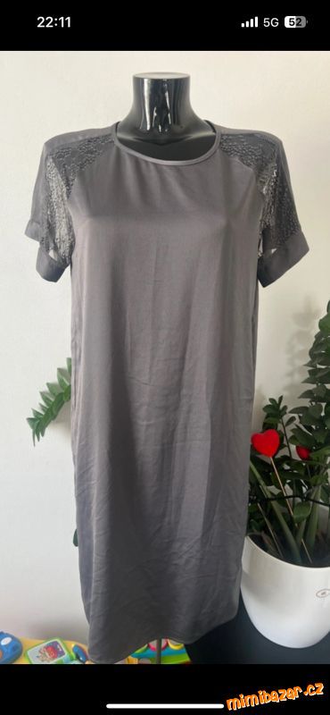 Krásné šaty s krajkovými rukávys visačkou