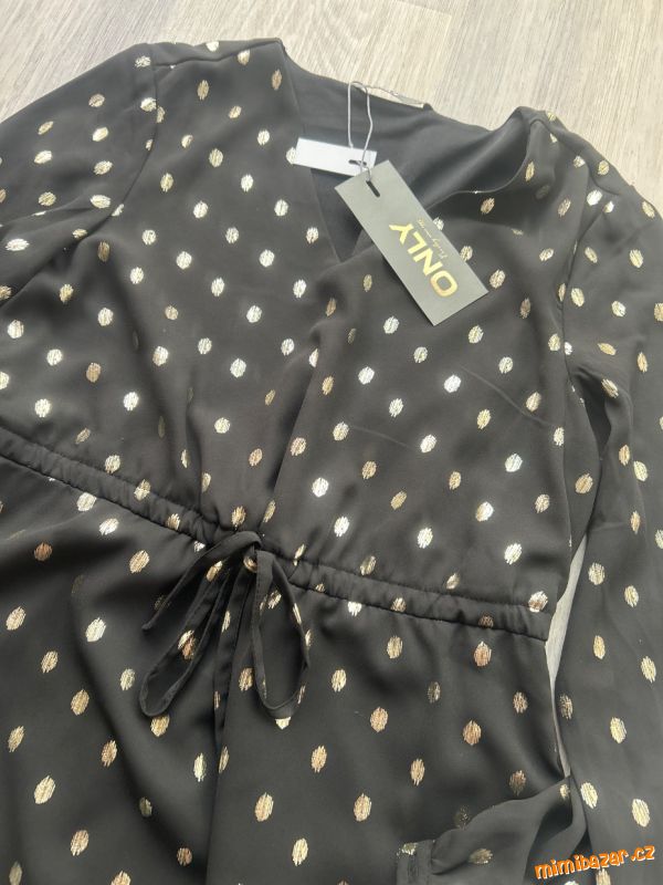 N*o*v*é šaty s visačkou