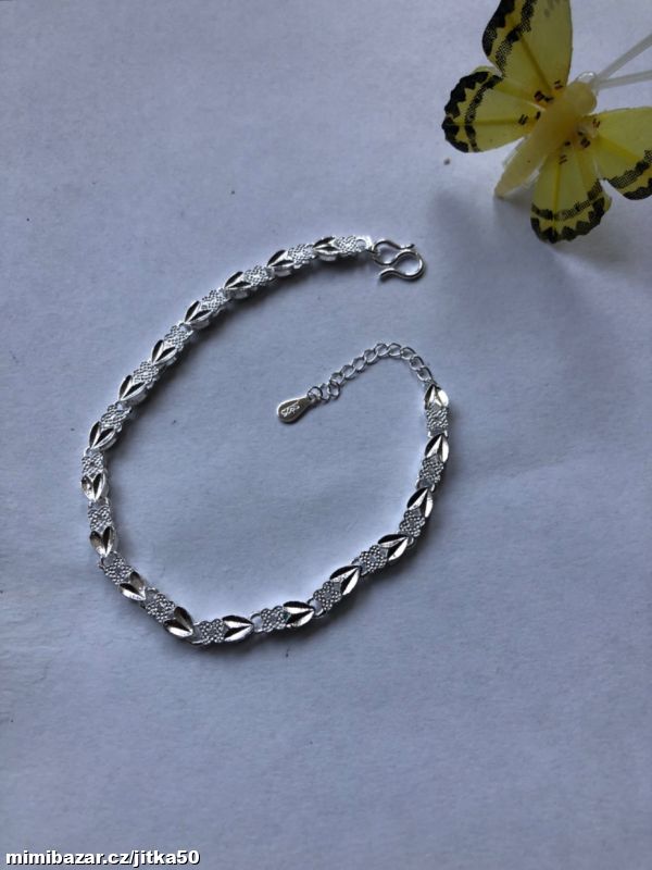 Stříbrný náramek s listovými motivy a zirkonySKLAD