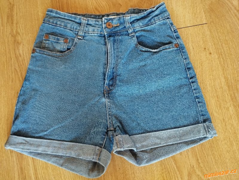 džínové kraťasy