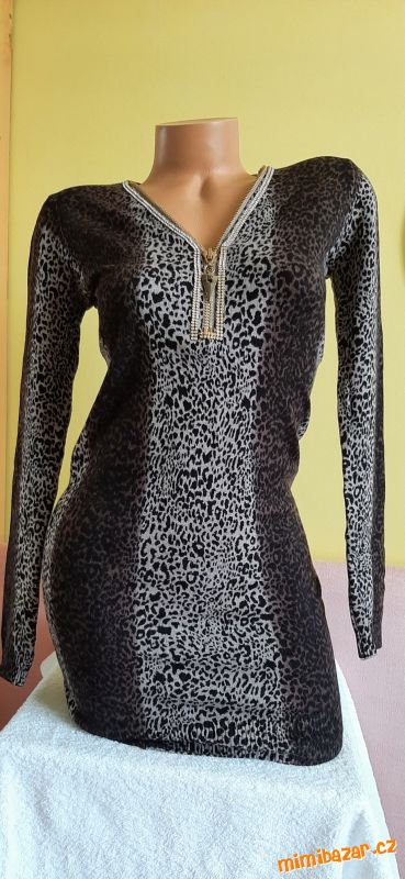 Hezké slušivé šaty M