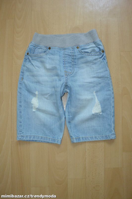 V modré džínové kraťasy vel. 122
