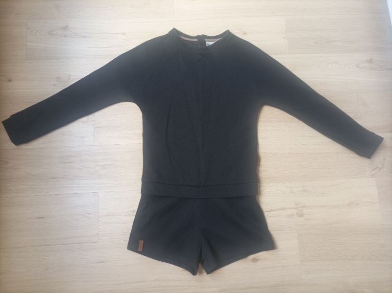 Kraťasový černý kalhotový overal Naketano