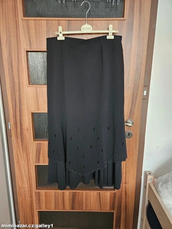 Černá sukně, pas 45 cm