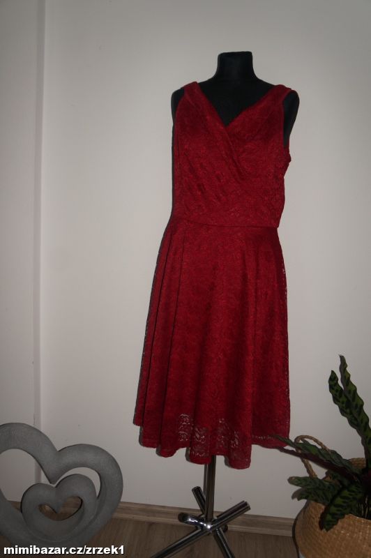 Nádherné krajkové červené šaty vel.L