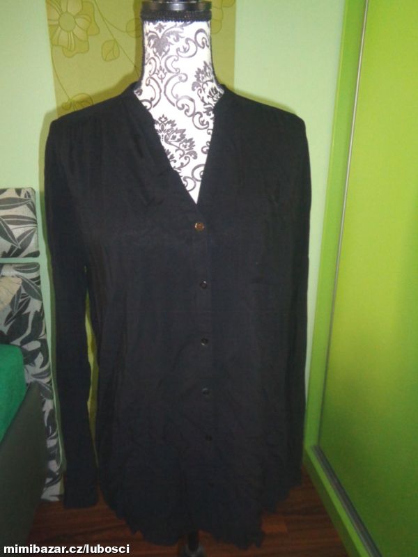 Dlouhá černá košile