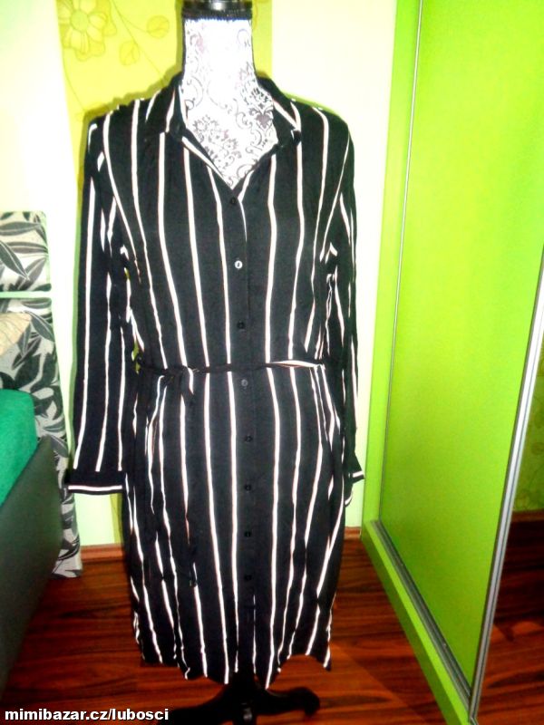 Pruhované propínací šaty