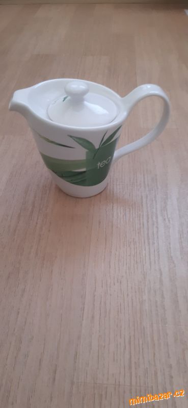 Krásná porcelánová konvice na čaj