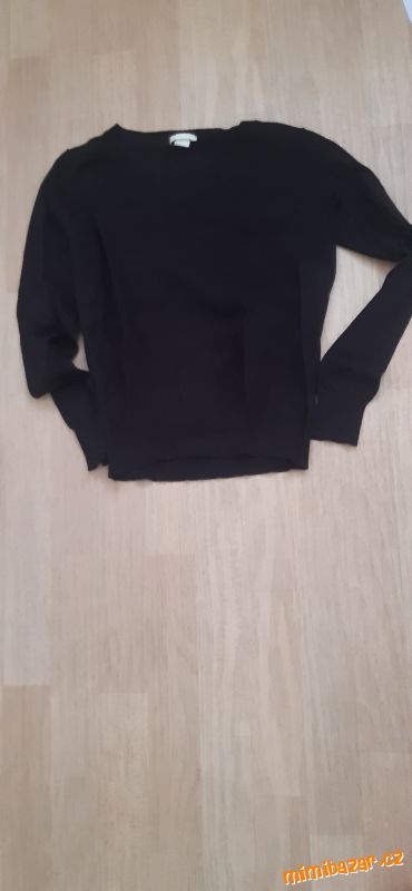 Krásný černý svetr H&M