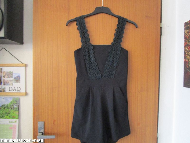 Zajímavý černý šatový overal s krajkovými ramínky