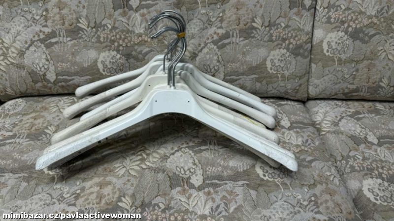 410 ks Plastové ramínko mírně zahnuté 42-45 cm