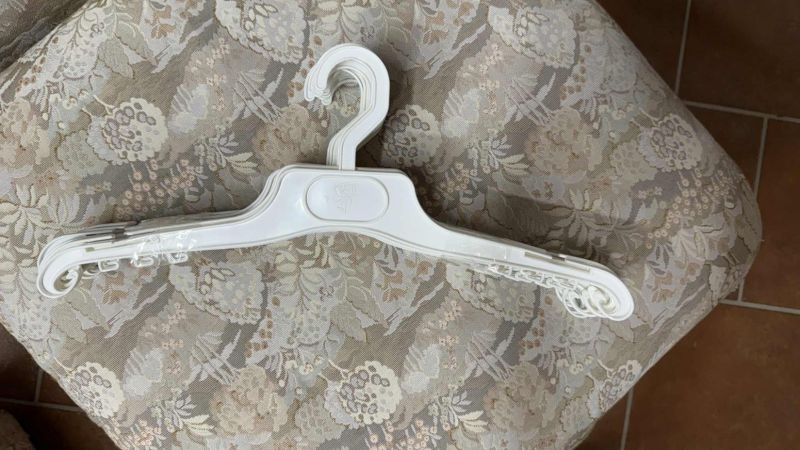 270 ks Plastové ramínko velké 43 cm