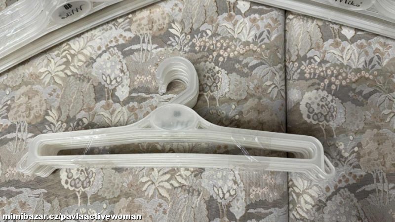 110 ks Plastové ramínko větší očko 38 cm