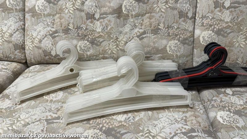 200 ks Plastové ramínko menší očko 36 cm