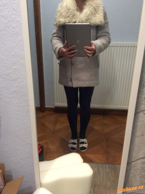 Šedý kabátek s příměsí vlny