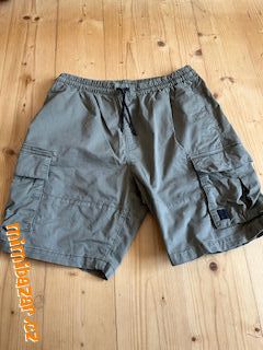 khaki slušivé kapsáčové kraťasy top stav