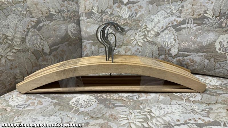81 ks dřevěné ramínko vhodné i na kalhoty