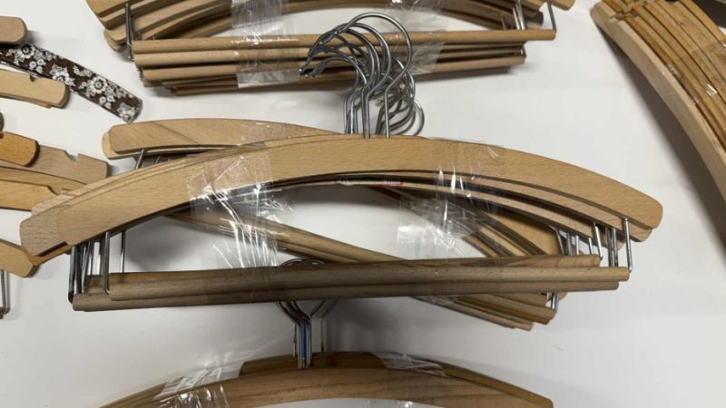 51 ks dřevěné ramínko vhodné i na kalhoty