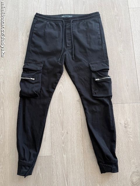 ČERNÉ KALHOTY JOGGER FIT / KAPSÁČE W33