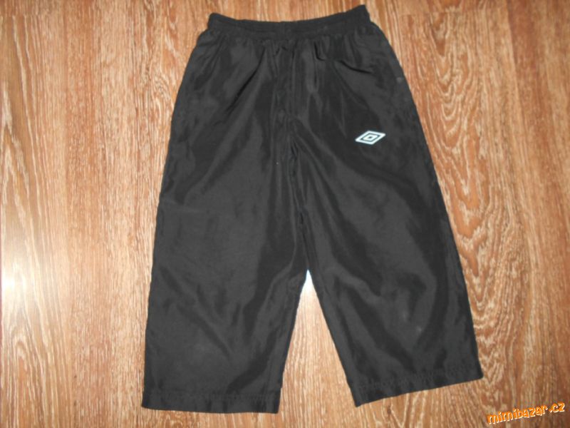 černé sportovní bermudy pod kolena UMBRO 152