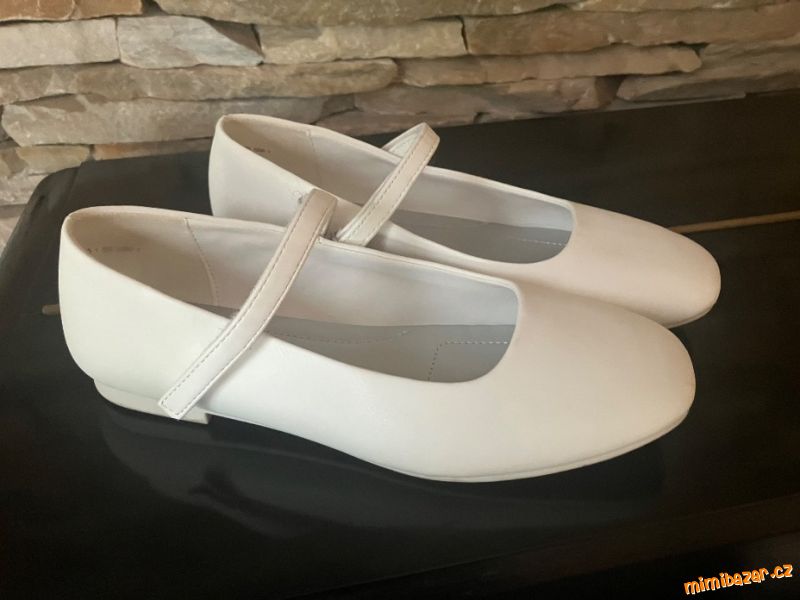 Bilé baleríny s paskem přes nárt