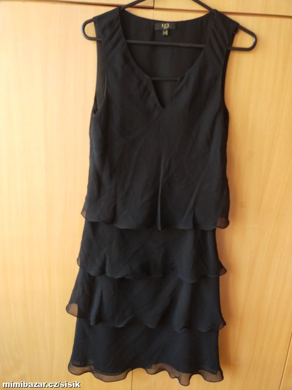 Nádherné volánkové černé šaty