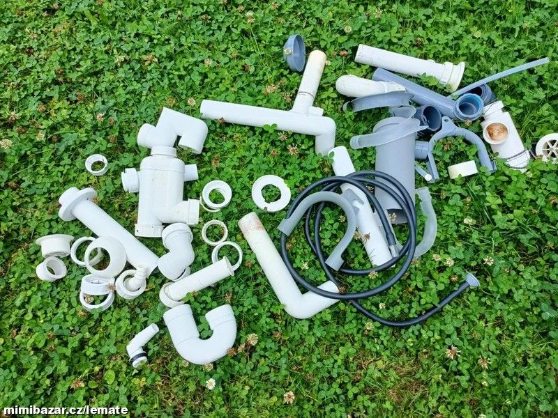 INSTALATÉRSKÝ set * plastové trubky, kolena aj.