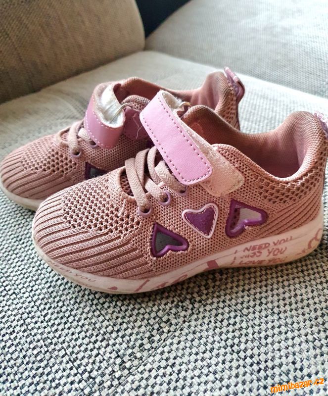 Lehké tenisky/sportovky se srdíčky 28/29