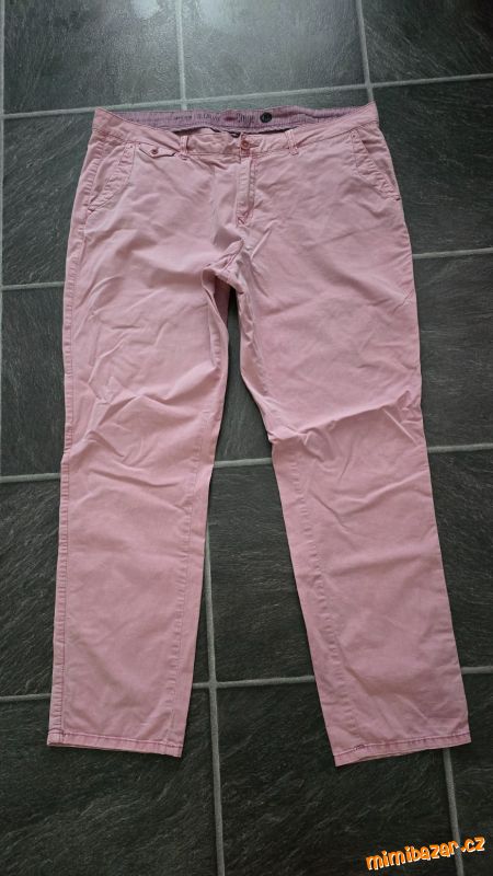 Dámské kalhoty 44/32, ale lze i 46, jsou volné