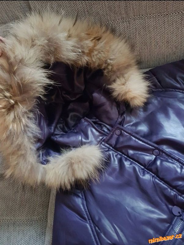 Lesklá zimní fialova bunda s kožíškem