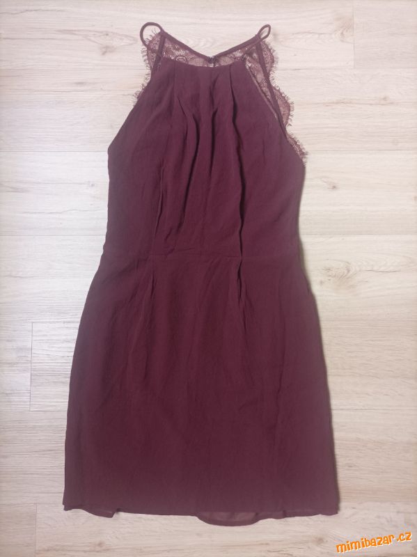 Vínovo hnědé šaty s krajkou a odhalenými zády