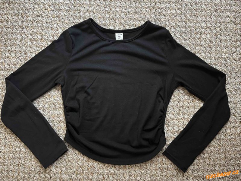 Nádherný pružný černý top, topík, triko, tričko
