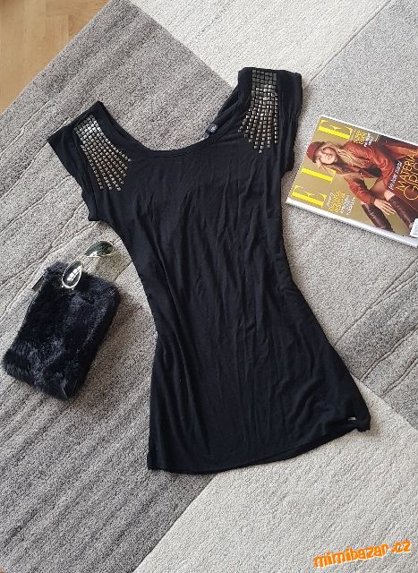 Černé delší tričko/ tunika Guess cvočky na ramenou