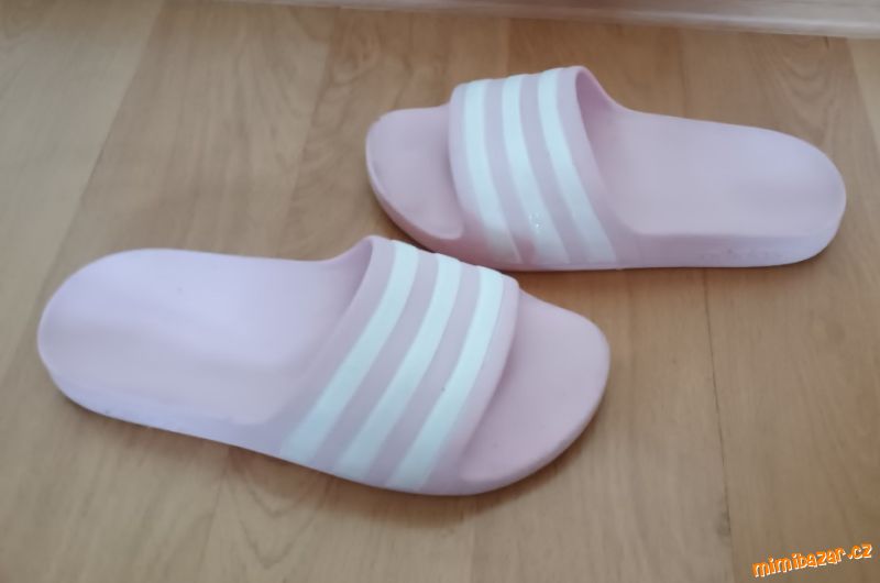 Dívčí pantofle Adidas světle růžové vel.33/34