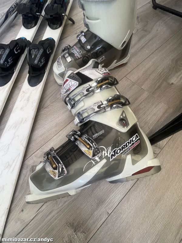 Lyžařský komplet lyže, boty, hůlky