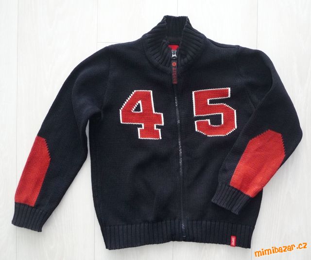 Černý chlapecký svetr