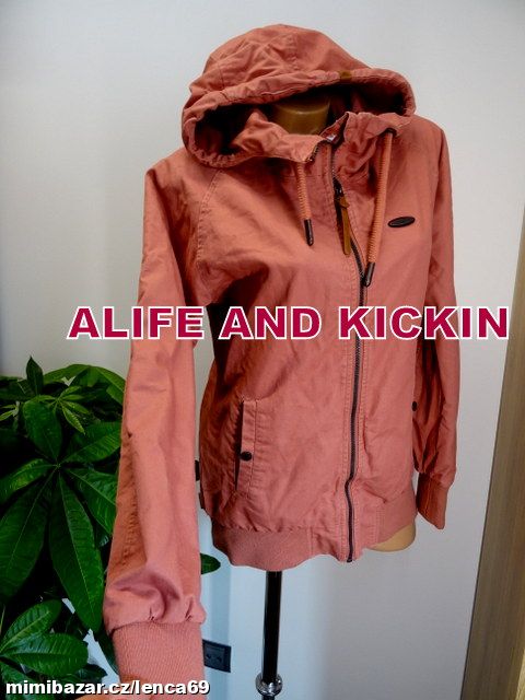 ZNAČKOVÁ BUNDA