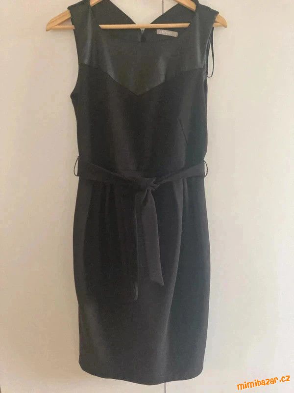 Univerzální černé šaty