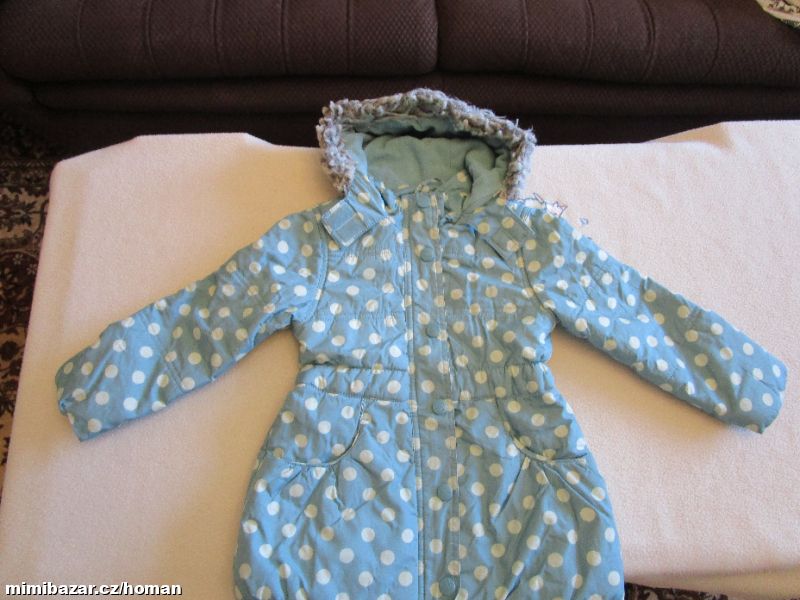 Pěkná delší dívčí zimní bunda s kapucí