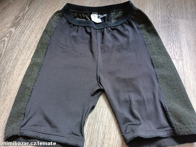 Pružné sportovní kraťasy s kombinací dvou látek