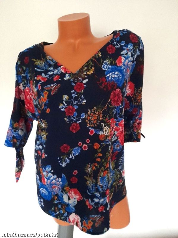 tmavěmodrá květovaná halenka s motýlky uk 10