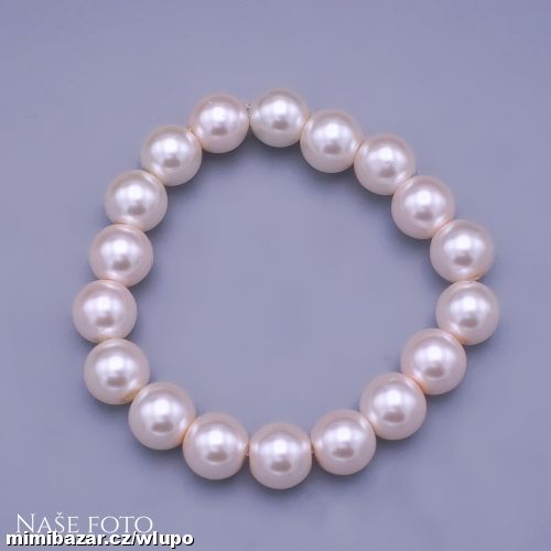 Elegantní náramek ze syntetických perel