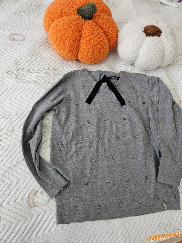 Šedý svetřík Mohito s puntíky a stuhou