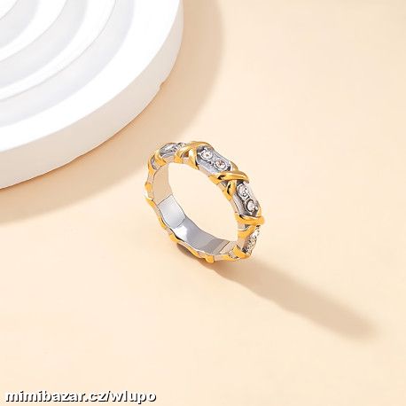 Krásný prsten z chirurgické oceli se zirkony