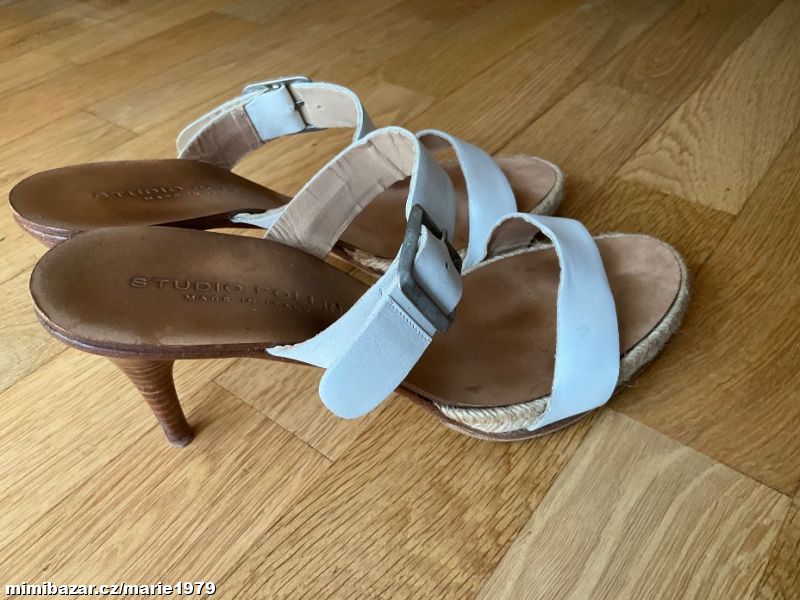 Sandály na podpatku bílé kožené