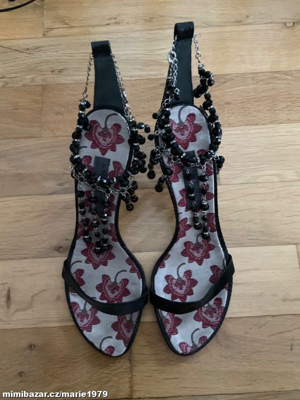 Sandály na podpatku ćerné s kamínky kolem nártu