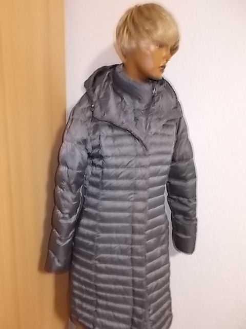 KRÁSNÝ DÁMSKY PEŘOVÝ KABAT V M