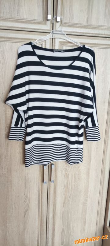 černobílé triko s 3/4 rukávem